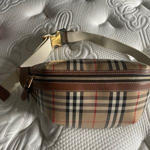 Burberry canvas, leather Vintage check bumbag!
